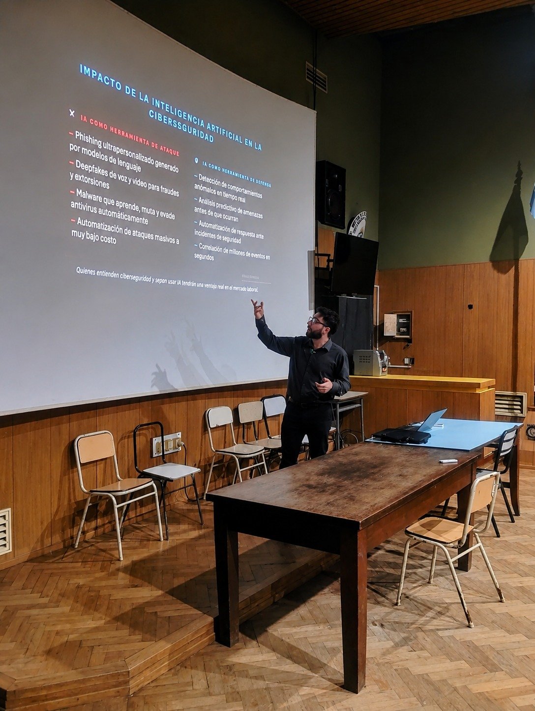 Nahuel Martínez dando una charla de ciberseguridad en Chacabuco
