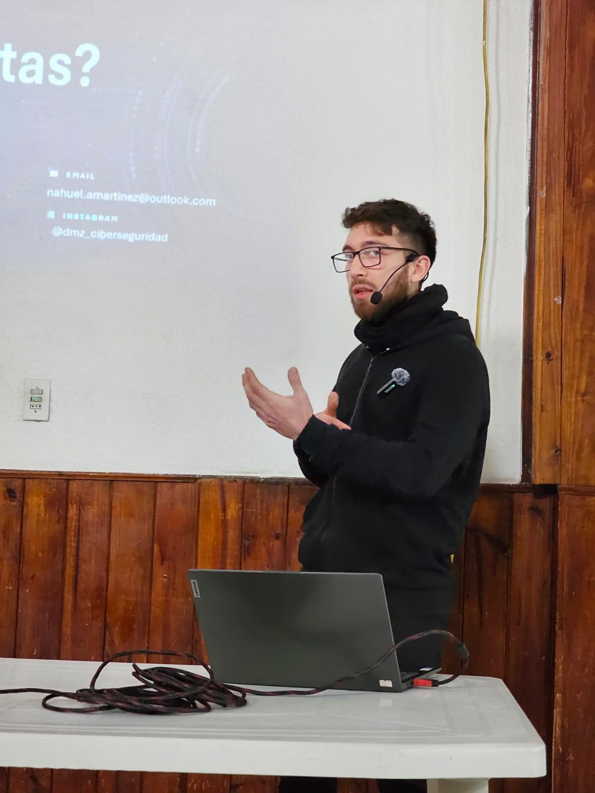 Nahuel Martínez dictando una capacitación en ciberseguridad